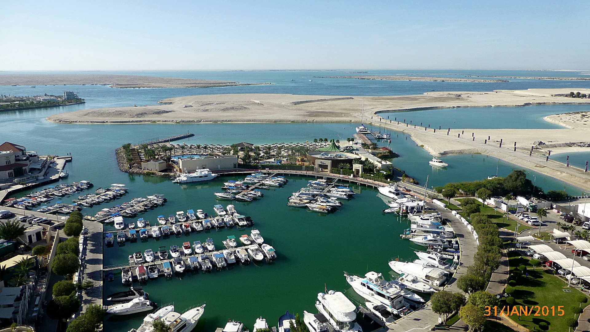 Blick auf den neuen Beach-Club des Interconti Abu Dhabi