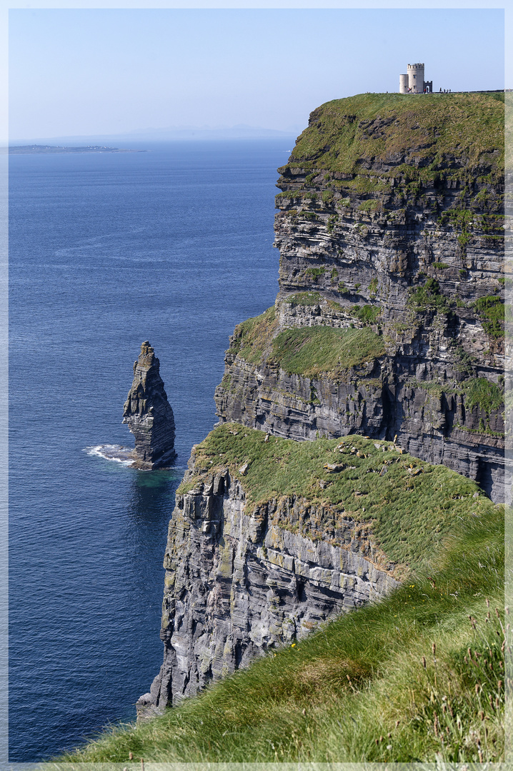 Blick auf den O’Brien’s Tower am höchsten Punkt der Cliffs von Moher