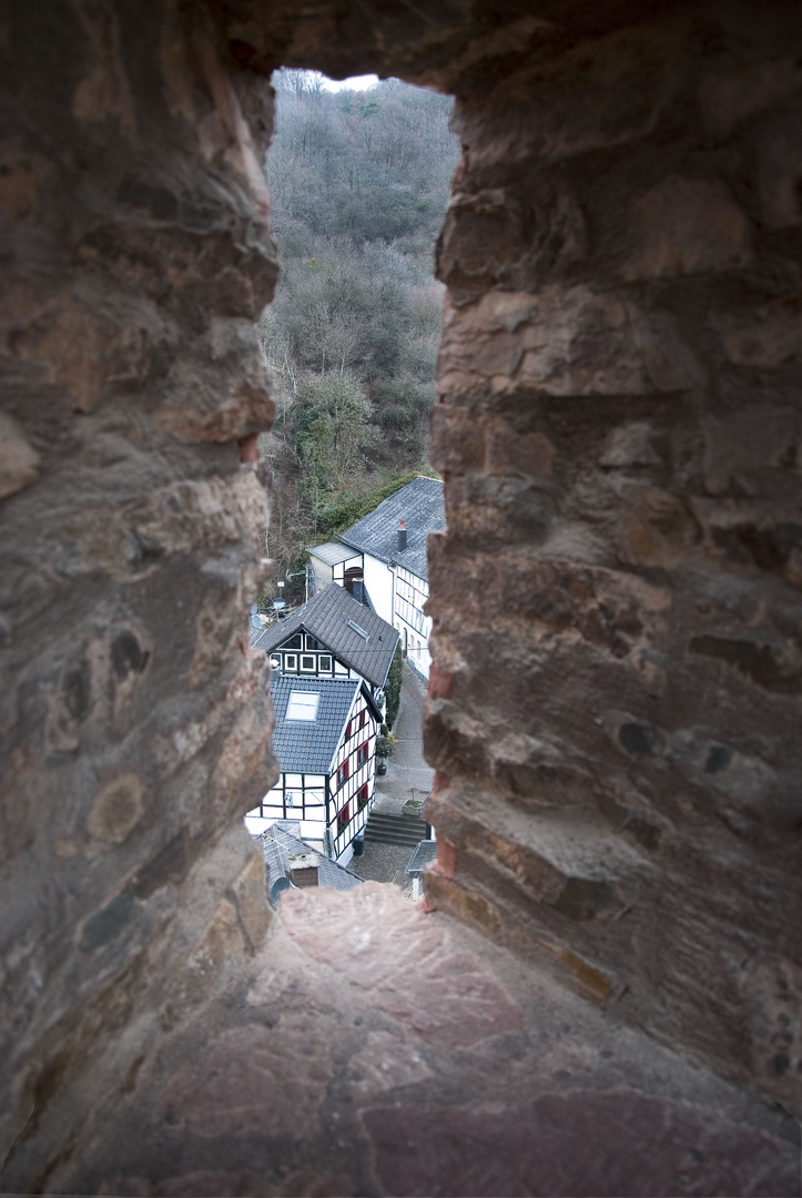 Blick auf den Ort Heimbach durch einen Schießschacht von Burg Henngebach(Heimbach)