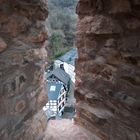 Blick auf den Ort Heimbach durch einen Schießschacht von Burg Henngebach(Heimbach)