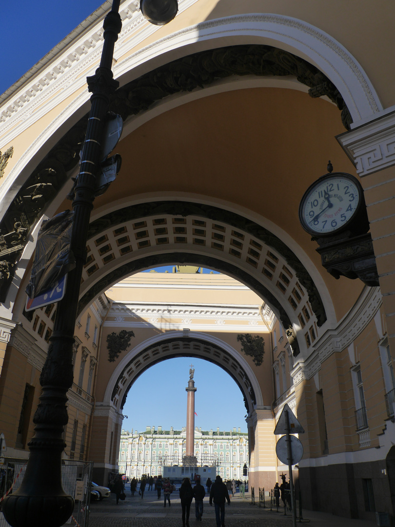 Blick auf den Palastplatz in St. Petersburg