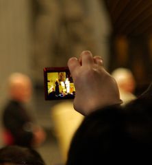 Blick auf den Papst durch eine fremde Kamera