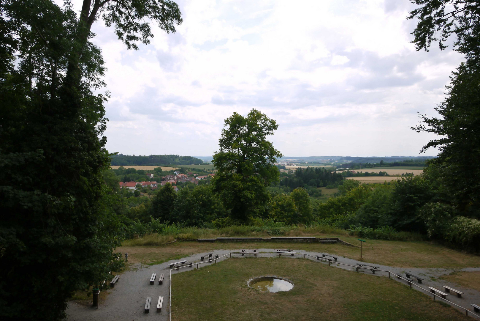 Blick auf den Platz der Flugshow-Vorführung der Greifvogelaufzucht