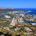 Blick auf den Port de Alcudia, die Platja de Alcudia und den Talaida de Alcudia