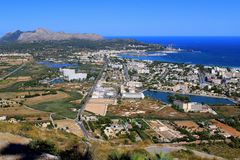 Blick auf den Port de Alcudia, die Platja de Alcudia und den Talaida de Alcudia