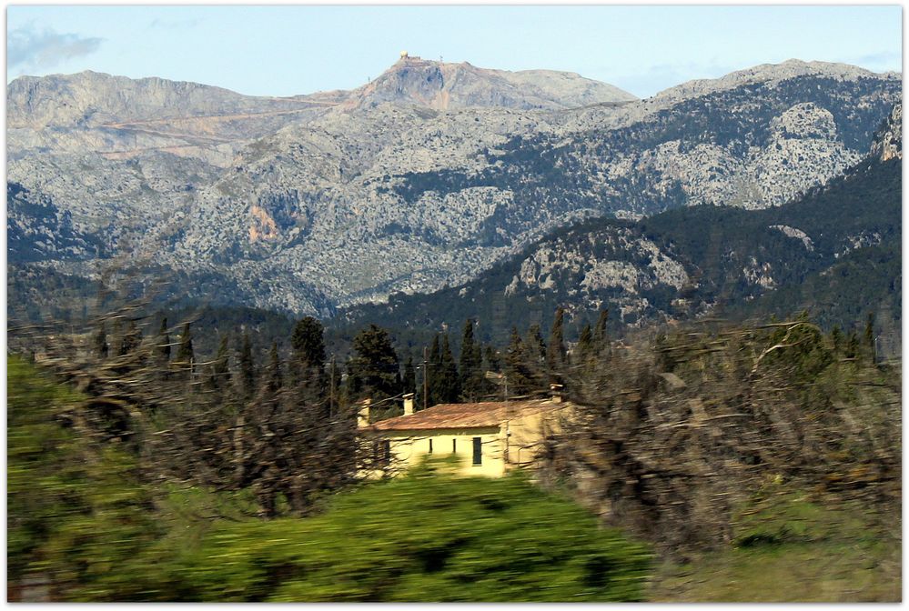 Blick auf den Puig Major, aufgenommen während der Fahrt auf der Autobahn in Richtung Palma