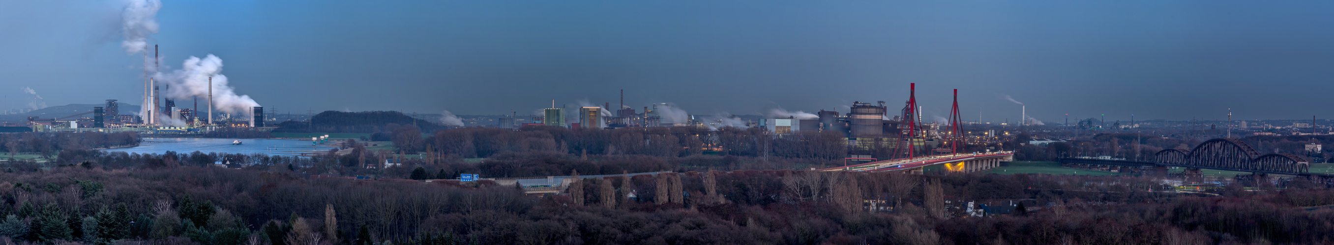 Blick auf den rechtsrheinischen Duisburger Norden