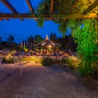 Blick auf den Rosenpavillon zur blauen Stunde