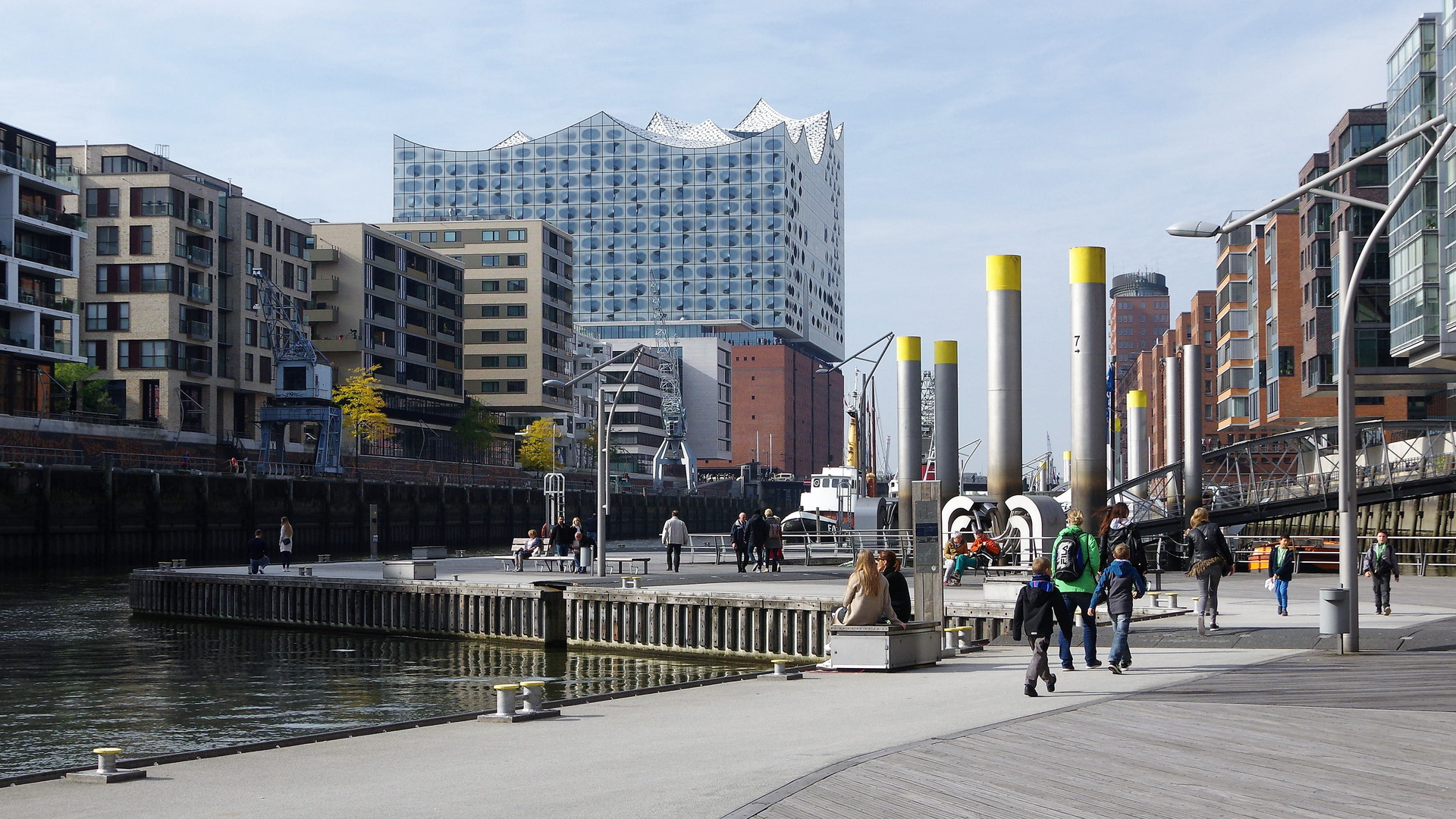 Blick auf den Sandtorhafen / Traditionshafen