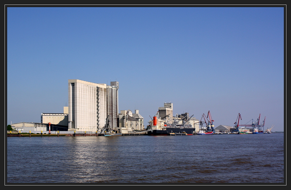 Blick auf den Seehafen Brake