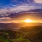 Blick auf den Sonnenuntergang vom Schloss von Hanstein.