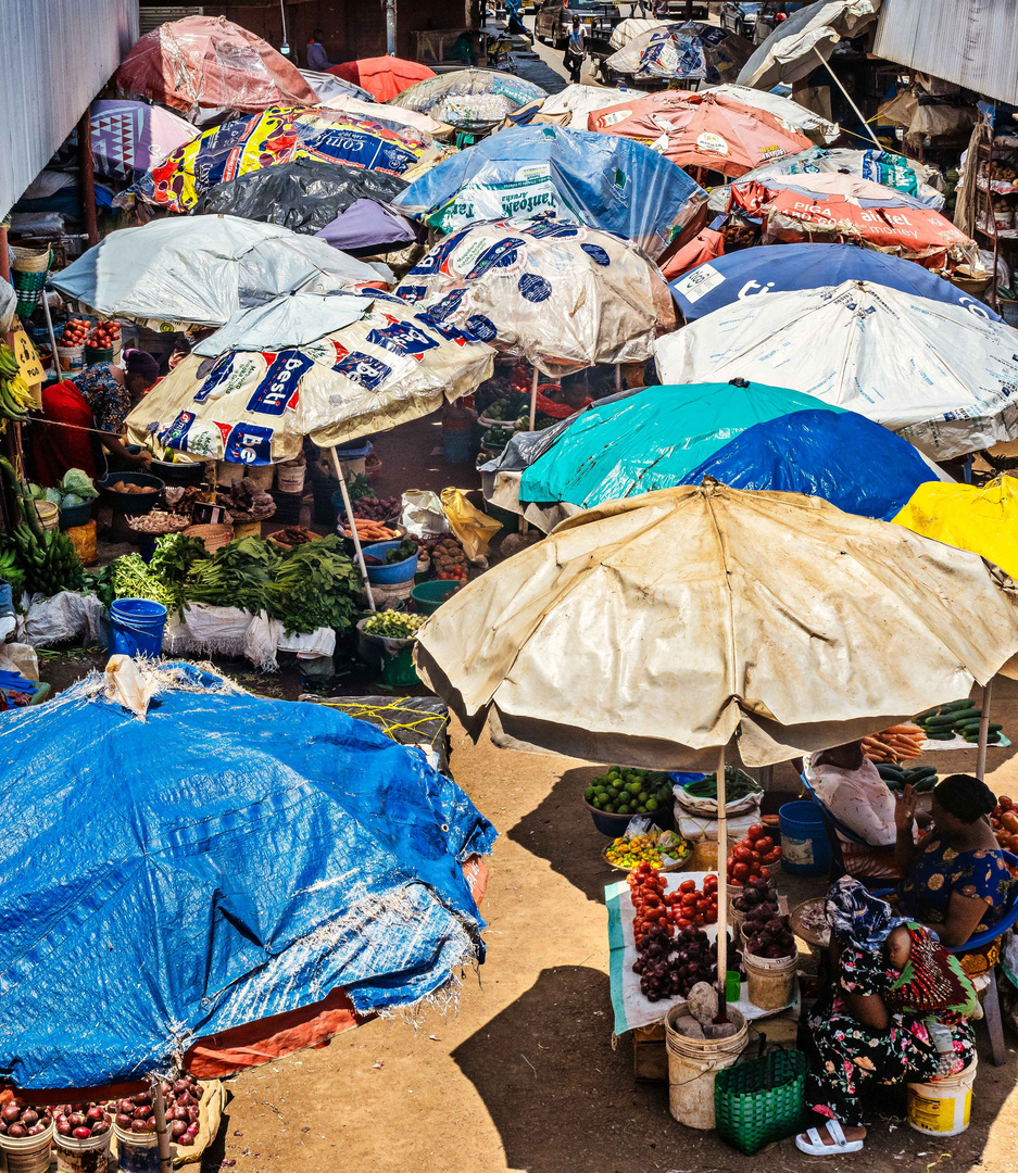 Blick auf den Sonntagsmarkt von Arusha, Tanzania