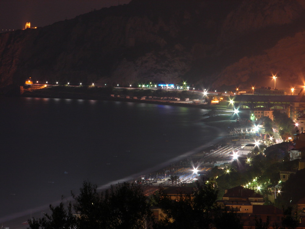 Blick auf den Strand bei Nacht..