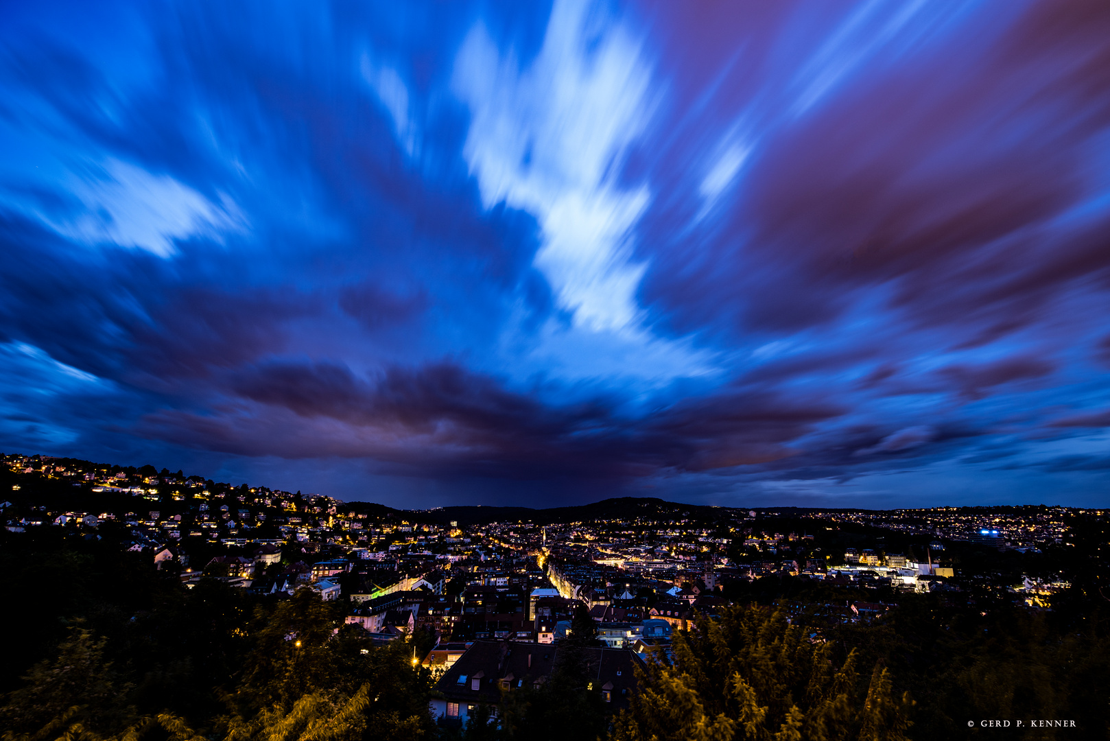 Blick auf den Stuttgarter Westen in der Blauen Stunde