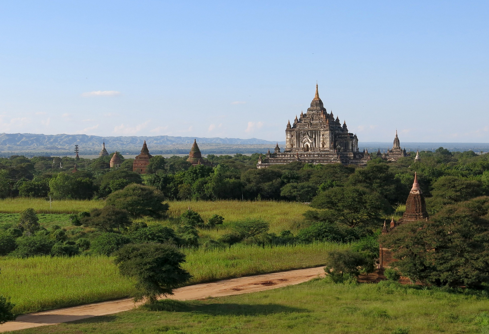 Blick auf den Thatbinnyu-Tempel