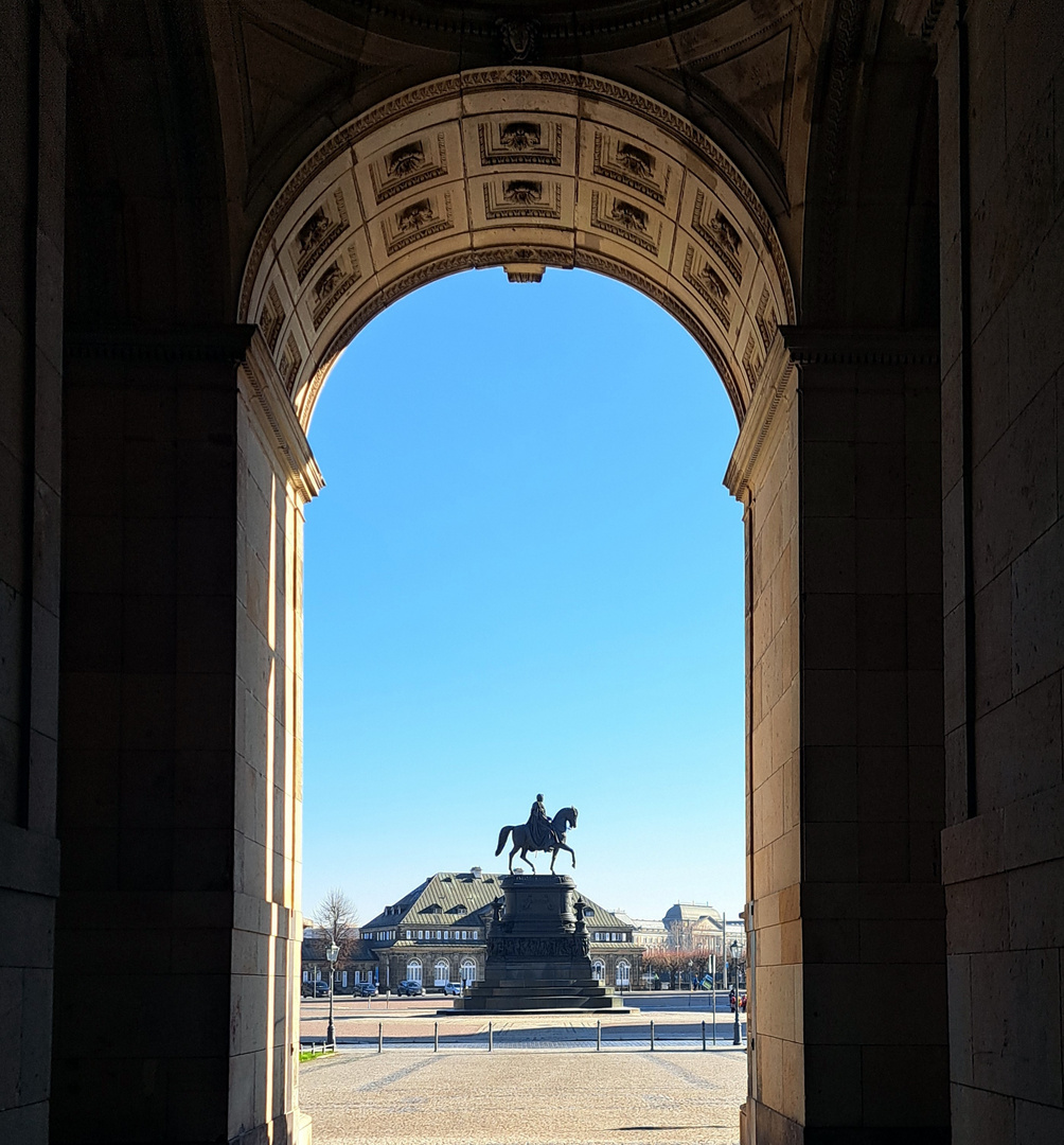 Blick auf den Theaterplatz in Dresden