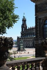 Blick auf den Theaterplatz mit der Hofkirche vom Zwinger aus