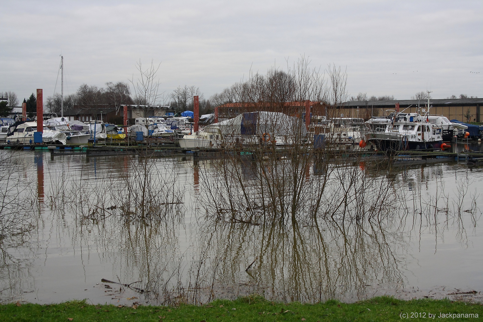 Blick auf den überfluteten Yachthafen in Wesel
