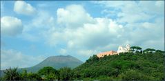Blick auf den Vesuv und das Kloster Camàldoli della Torre