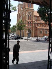 Blick auf den Vorplatz von Kirche und Post in Saigon, Vietnam