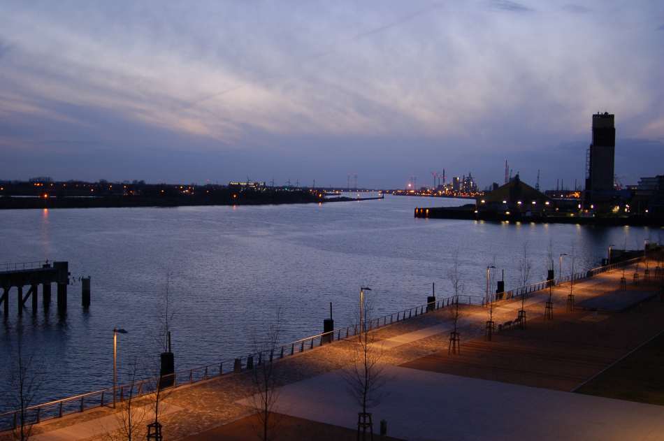 Blick auf den Weserhafen Bremen bei Nacht
