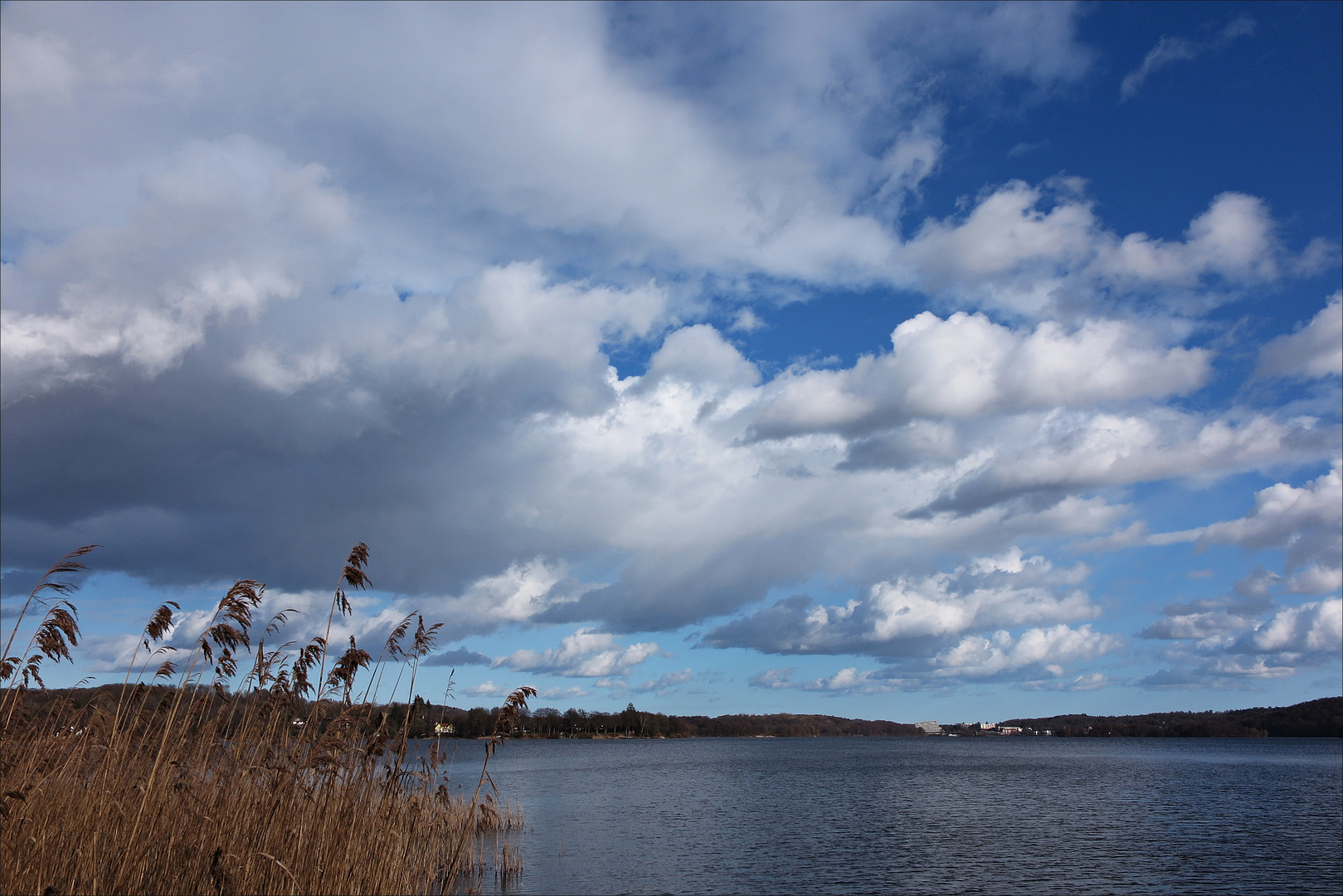 Blick auf den Wolkenhimmel über dem Dieksee bei Bad Malente