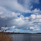 Blick auf den Wolkenhimmel über dem Dieksee bei Bad Malente