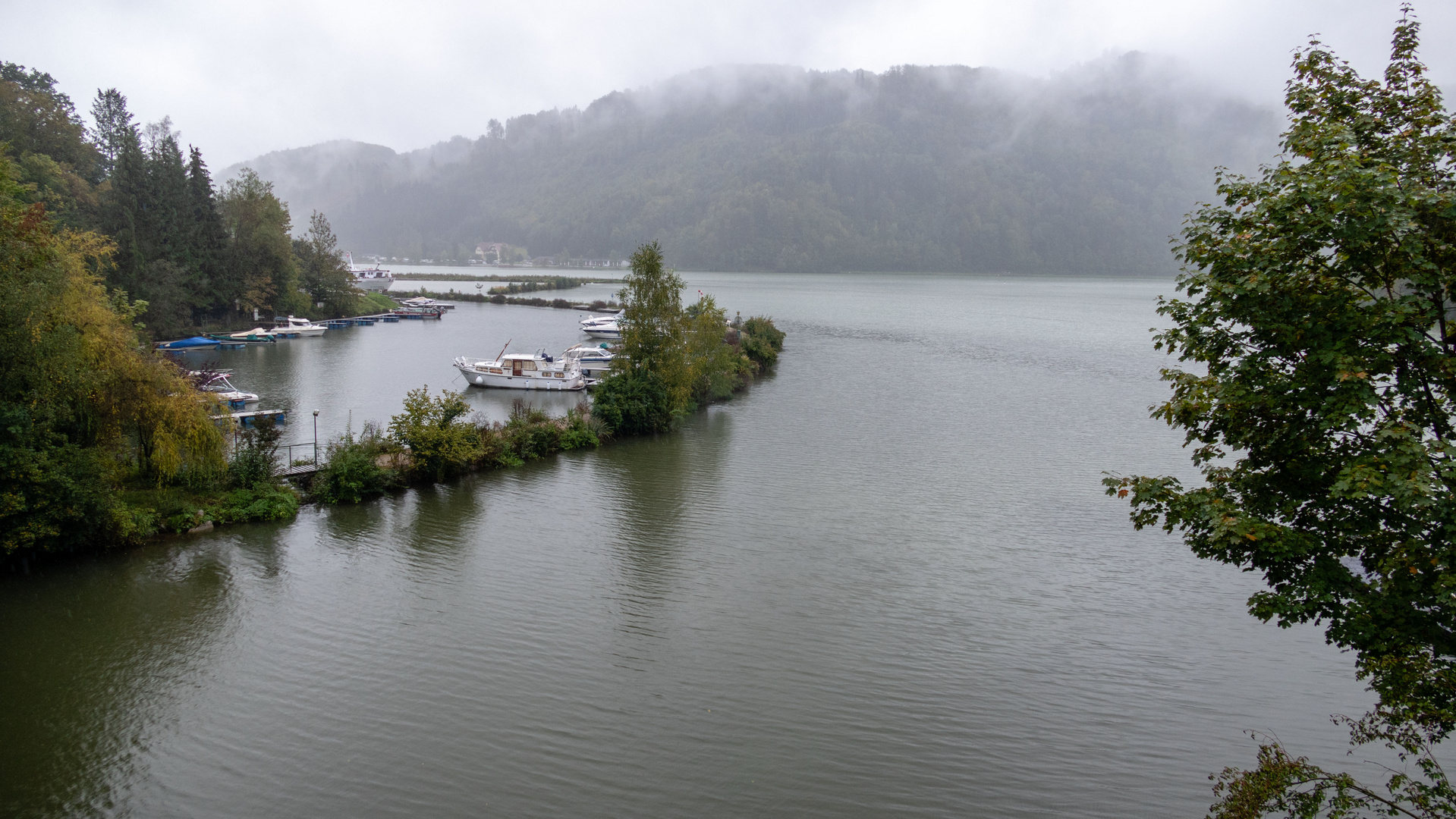 Blick auf den Yachthafen an der Donau bei Untermühl