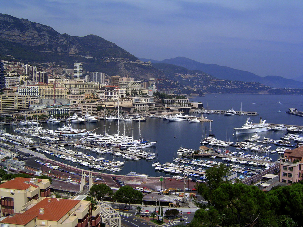 Blick auf den Yachthafen und den Stadtteil Monte Carlo