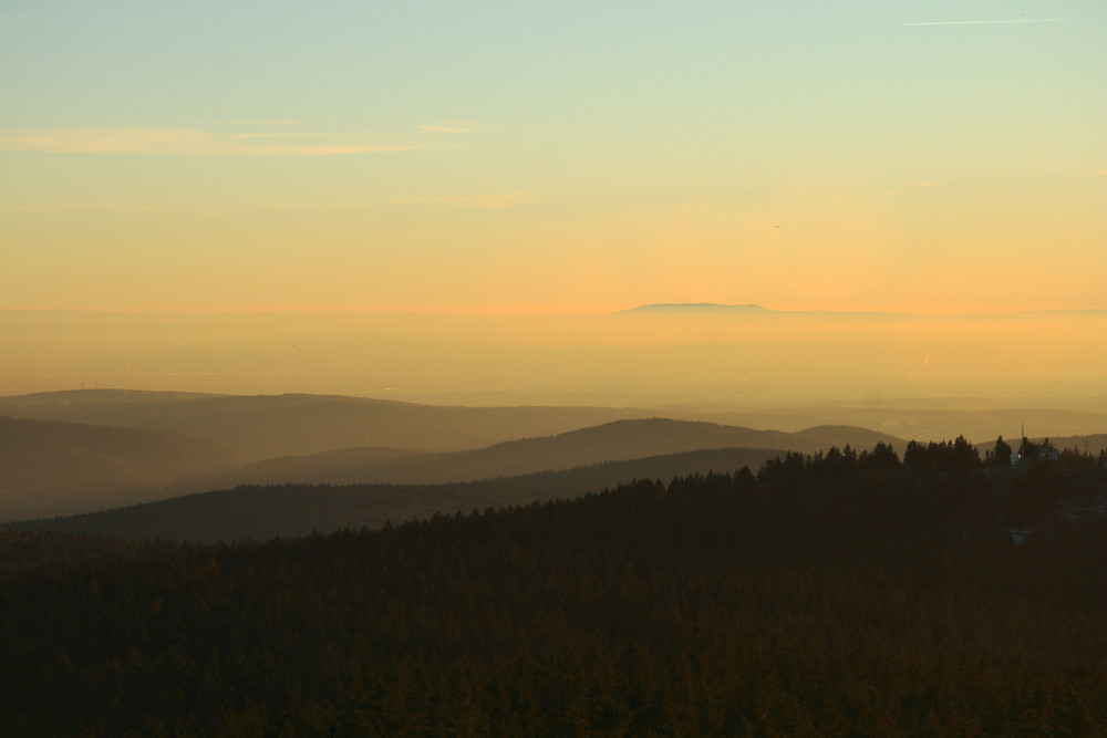 Blick auf der Donnersberg vom Aussichtsturm Feldberg Taunus