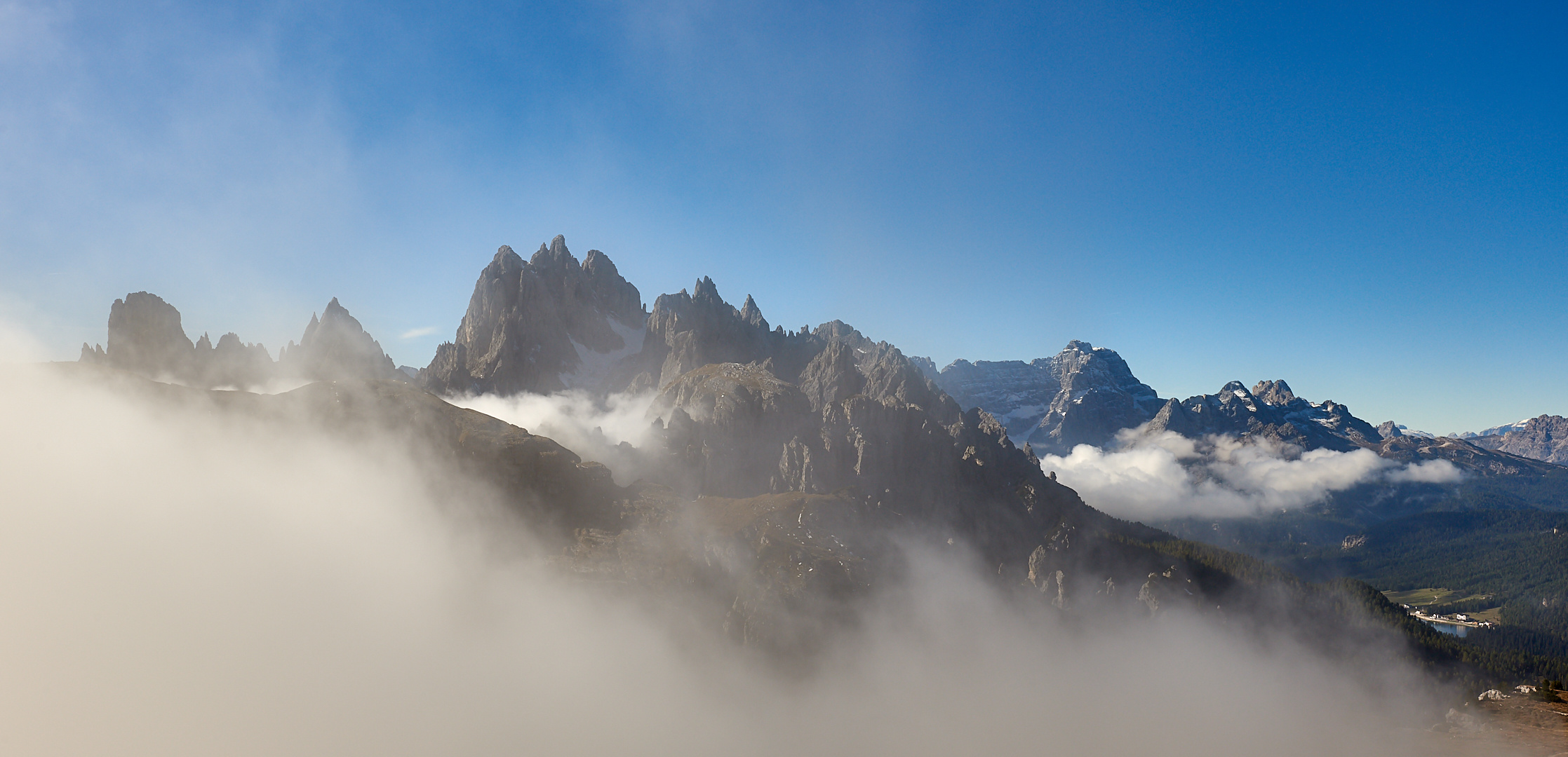 Blick auf die 2839 m hohe Cadini Gruppe mit plötzlich aufziehenden Wolken . Im Hintergrund... 