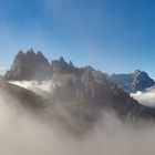 Blick auf die 2839 m hohe Cadini Gruppe mit plötzlich aufziehenden Wolken . Im Hintergrund... 