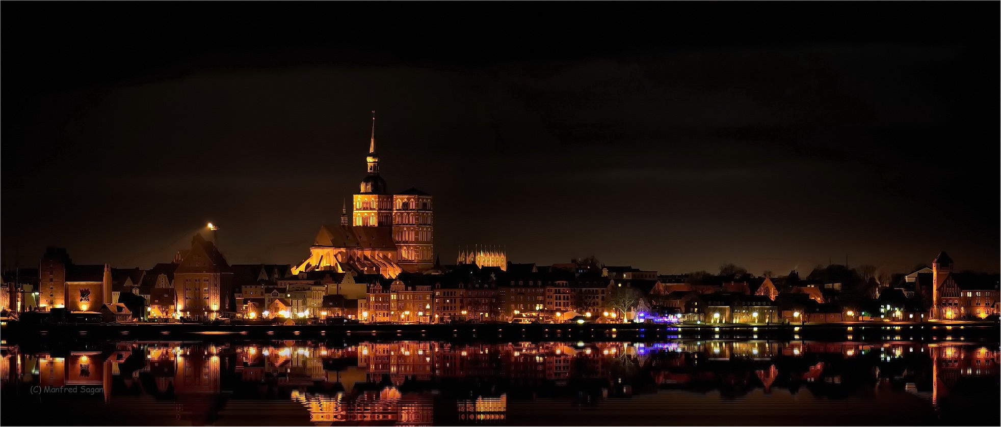 Blick auf die abendliche Skyline meiner Heimatstadt Stralsund
