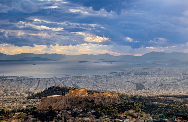 | Blick auf die Akropolis und über Athen |