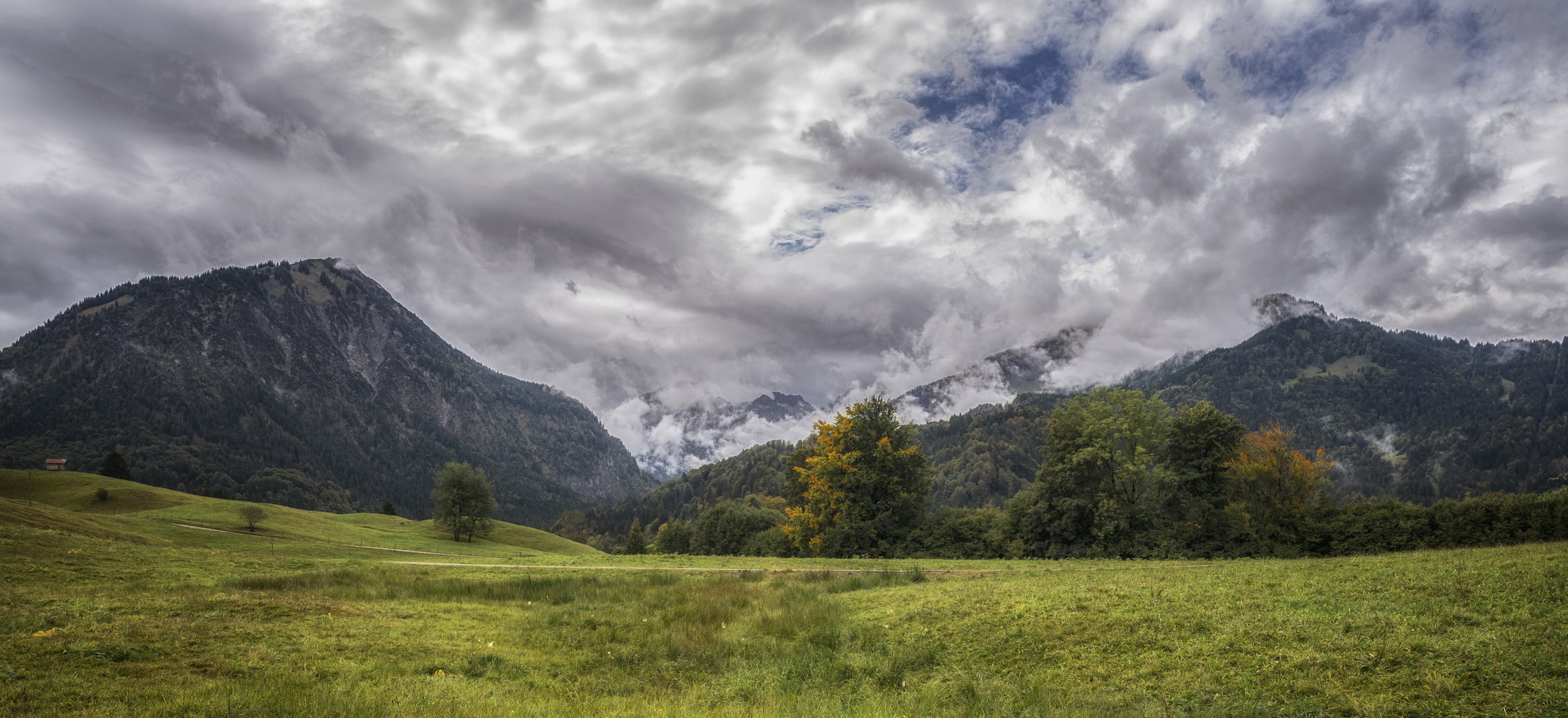 Blick auf die Allgäuer Hochalpen im Herbst