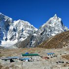 Blick auf die Alp Dughla mit Taboche (6501m) und Cholatse (6440m)