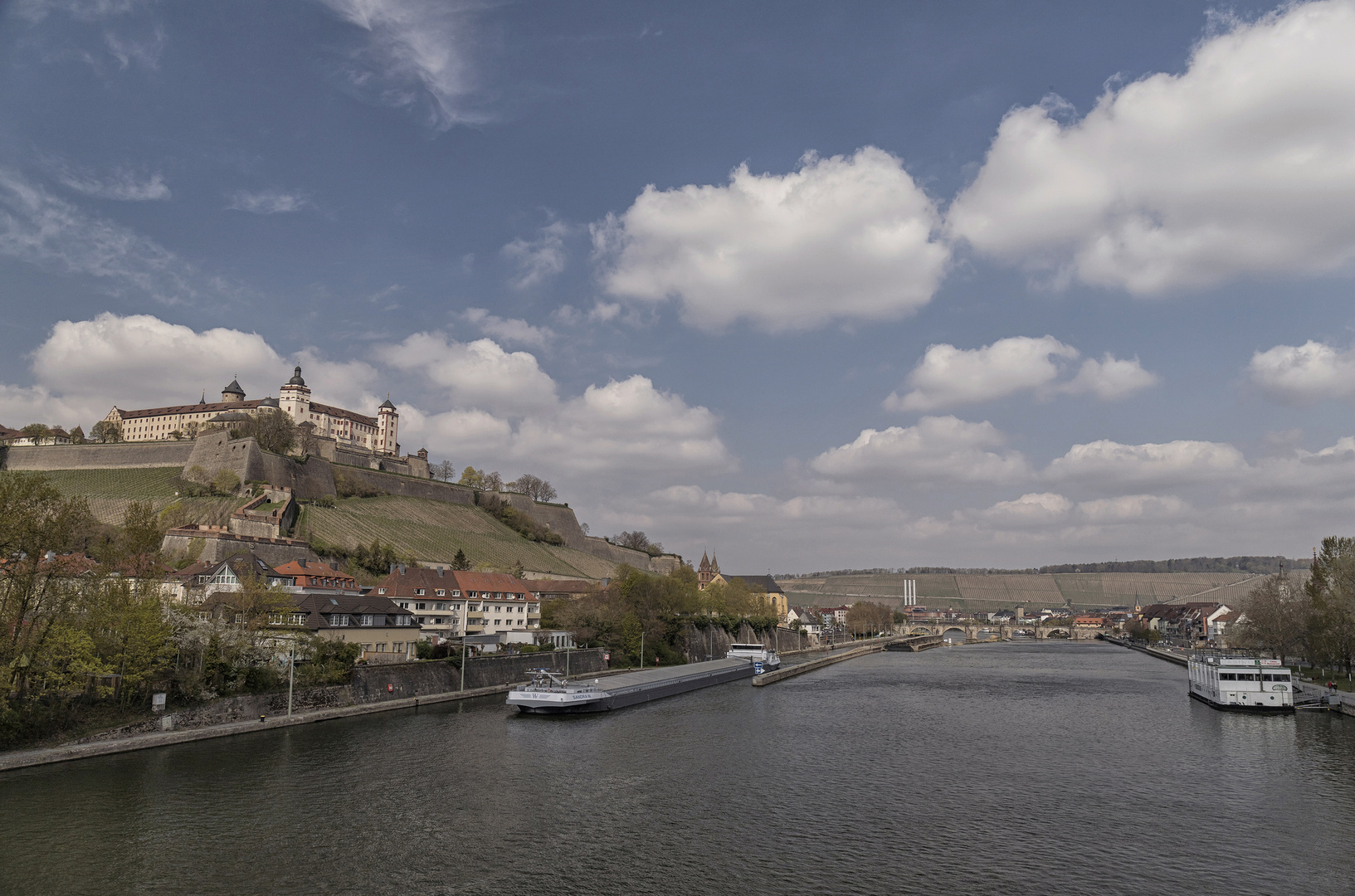 Blick auf die Alte Mainbrücke in Würzburg