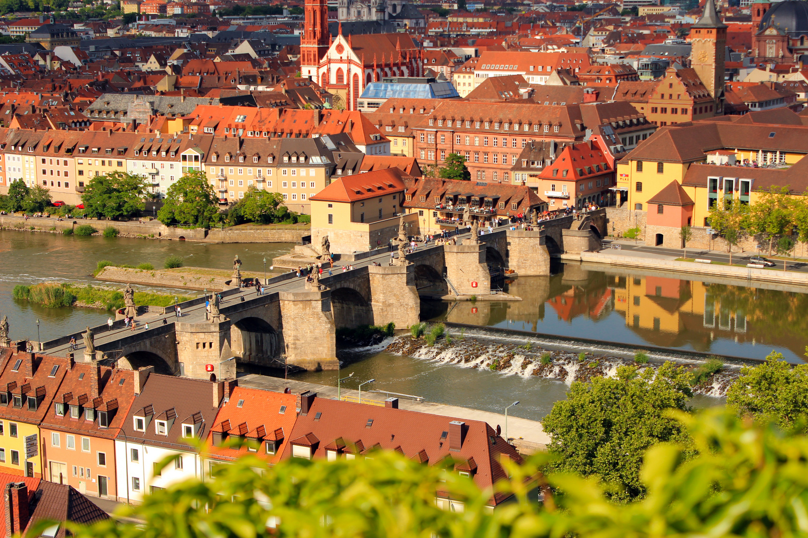 Blick auf die Alte Mainbrücke in Würzburg von der Festung Marienberg