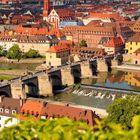 Blick auf die Alte Mainbrücke in Würzburg von der Festung Marienberg