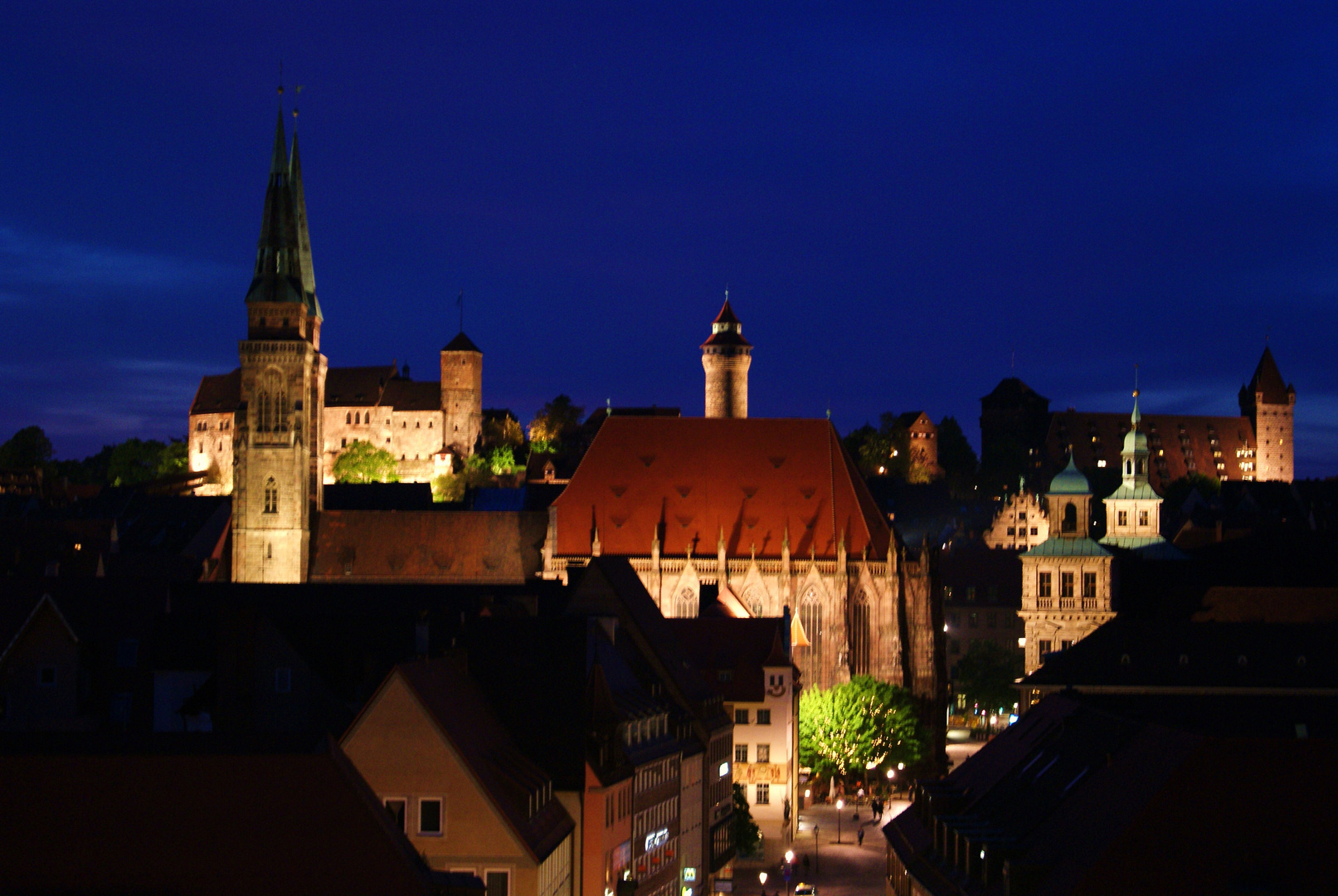 Blick auf die Altstadt zu Nbg bei Nacht