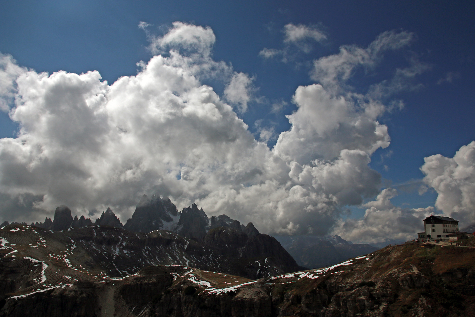 Blick auf die Auronzo-Hütte...