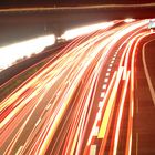 Blick auf die Autobahn bei Nacht