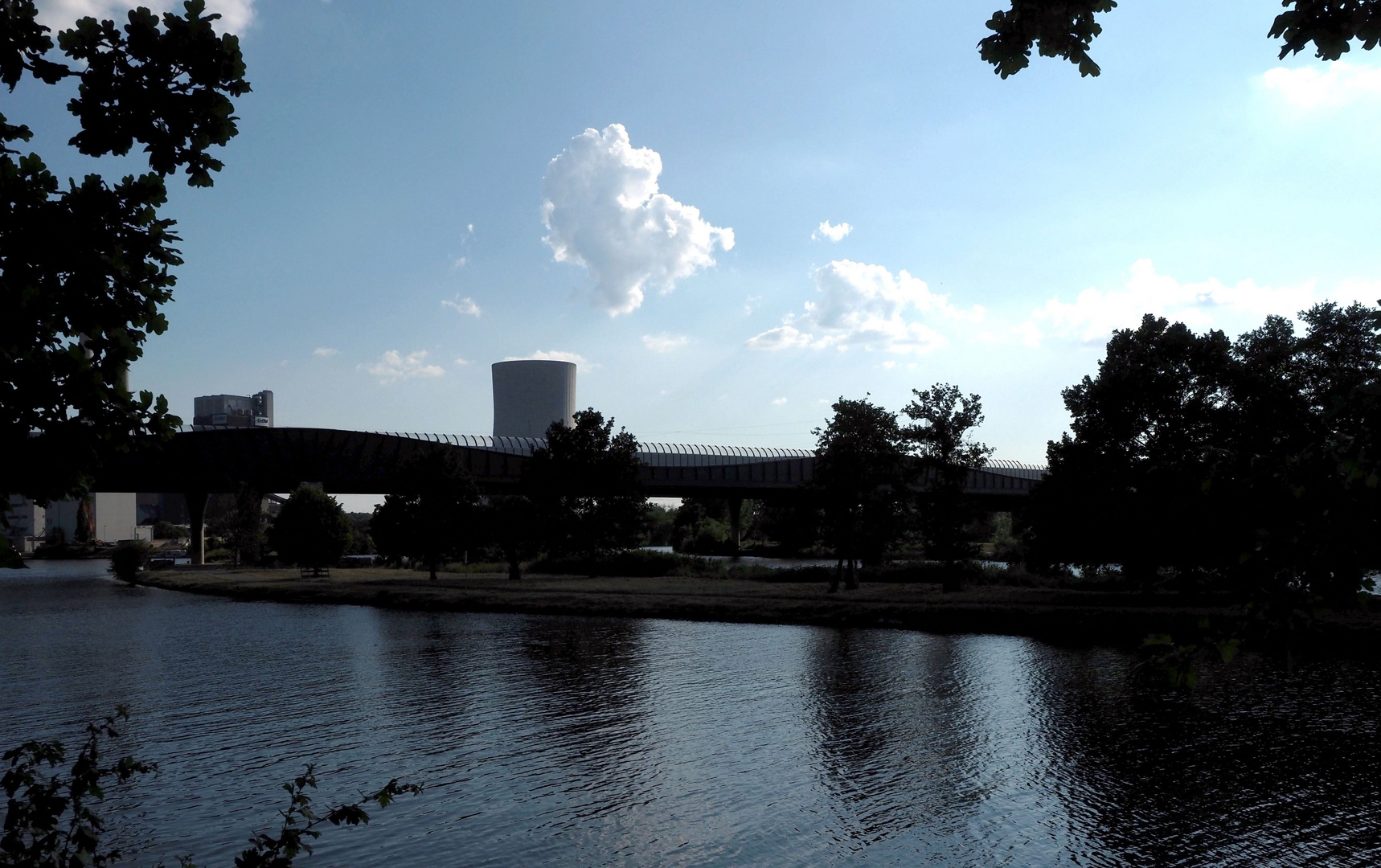 Blick auf die Autobahnbrücke