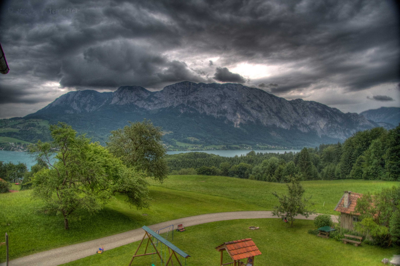 Blick auf die Berge am Attersee