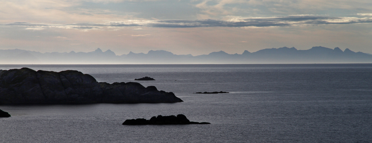 Blick auf die Berge der Lofoten