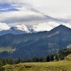 Blick auf die Berge im Gegenlicht