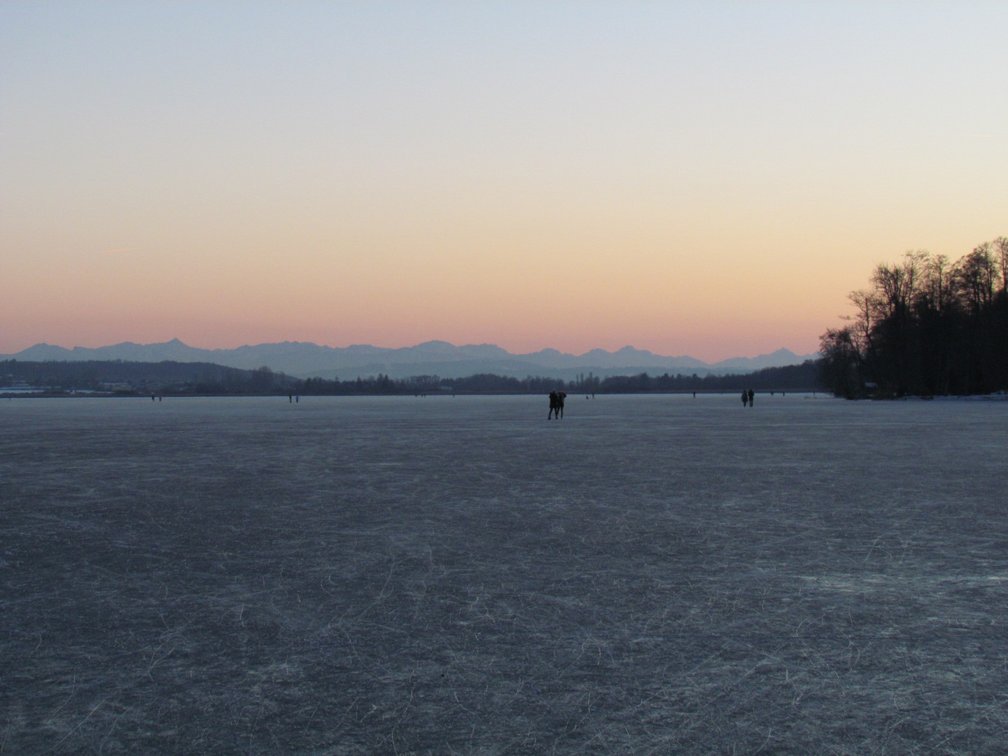 Blick auf die Berge, vom zugefrorenen Pilsensee