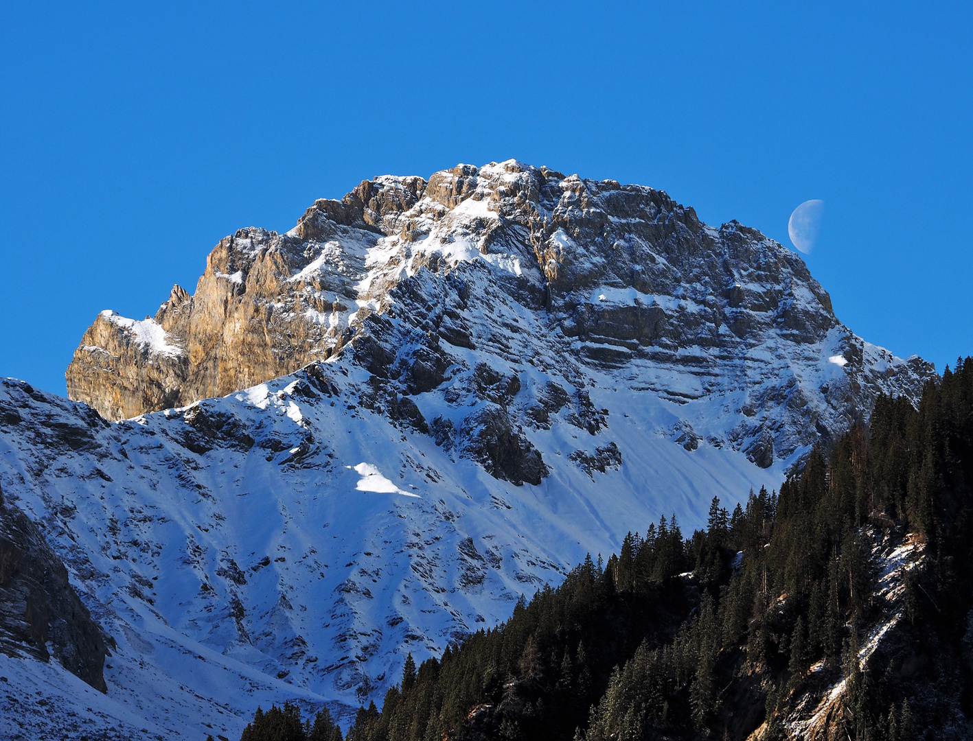 Blick auf die Berge: Was, wenn der Mond den Berg berührt?