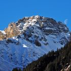 Blick auf die Berge: Was, wenn der Mond den Berg berührt?