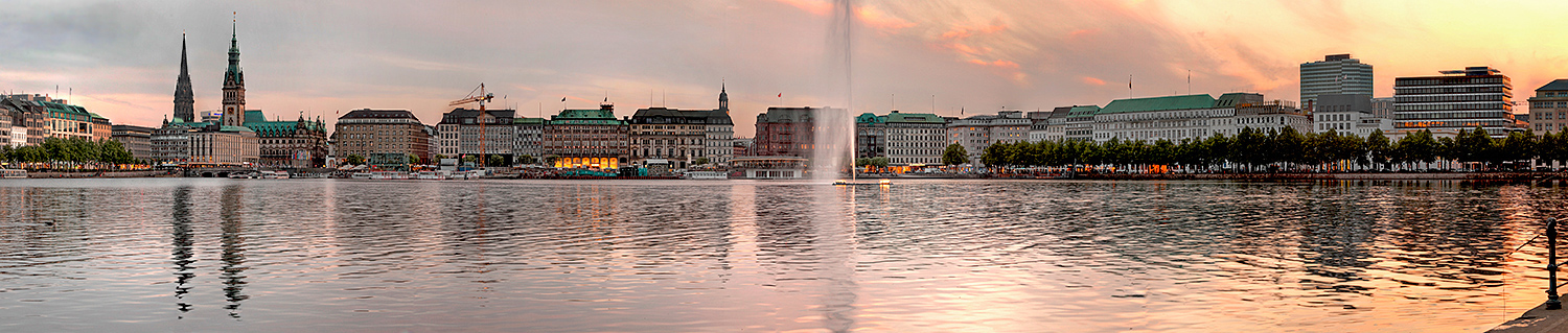 Blick auf die Binnenalster mit Skyline des Jungfernstieges